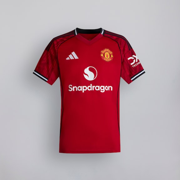 Manchester United 25/26 – Bruno Fernandes Home Embroidered Kit (Jersey + Shorts)