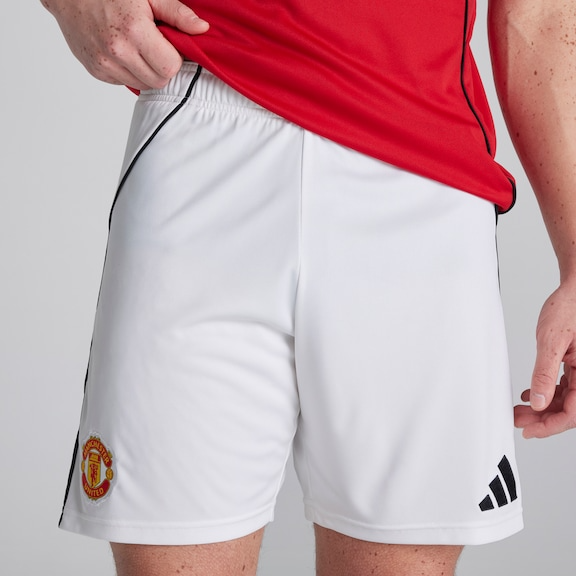 Manchester United 25/26 – Bruno Fernandes Home Embroidered Kit (Jersey + Shorts)