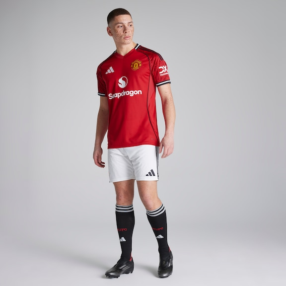 Manchester United 25/26 – Bruno Fernandes Home Embroidered Kit (Jersey + Shorts)